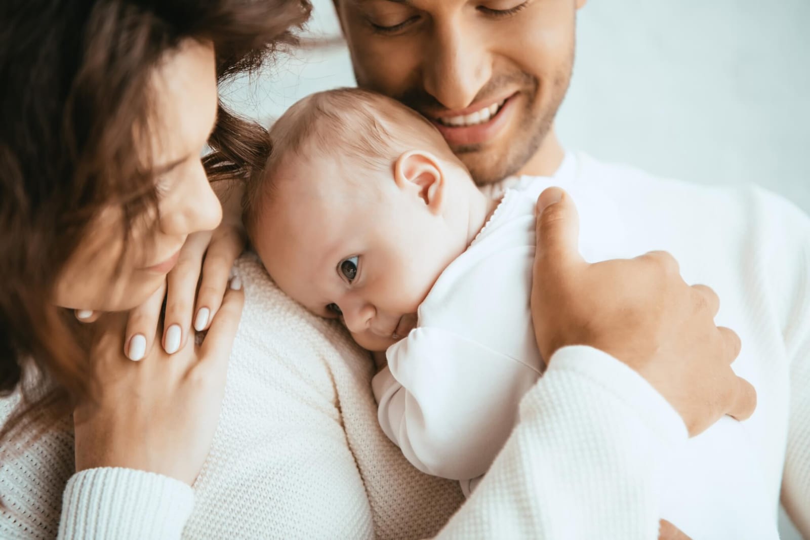 mom with postpartum brain fog being supported by her husband who is holding the baby