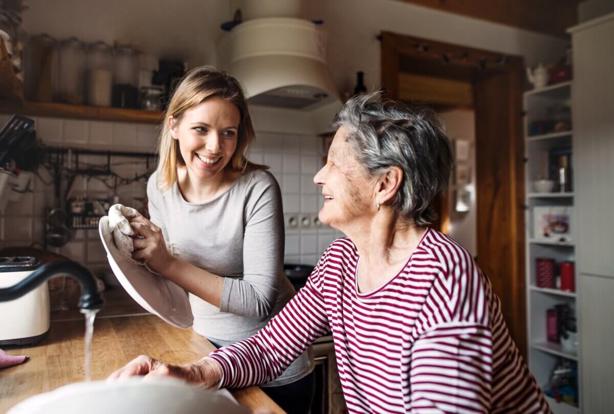 How to Help Someone with Dementia—10 Tips for At-Home Caregivers